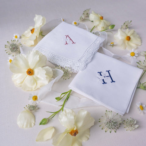 【3営業日で発送】フラワーイニシャル刺繍ブライダルハンカチ